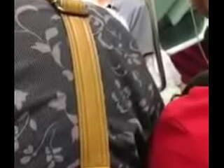 ผู้หญิงญี่ปุ่นบ้าบนรถไฟ